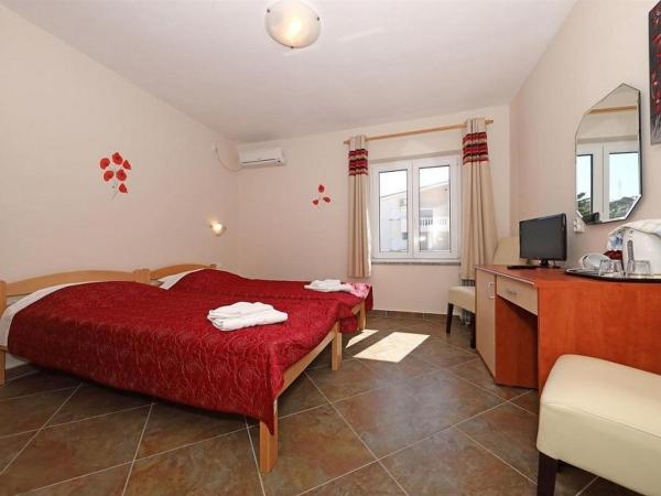 Apartments and rooms by the sea Stara Novalja, Pag - 6303 : photo 1 de la chambre chambre lits jumeaux