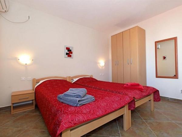 Apartments and rooms by the sea Stara Novalja, Pag - 6303 : photo 1 de la chambre chambre lits jumeaux