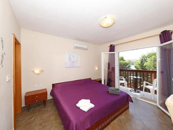 Apartments and rooms by the sea Stara Novalja, Pag - 6303 : photo 1 de la chambre chambre double avec balcon - vue sur mer