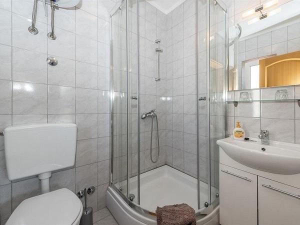 Apartments and rooms by the sea Stara Novalja, Pag - 6303 : photo 4 de la chambre chambre double avec balcon - vue sur mer