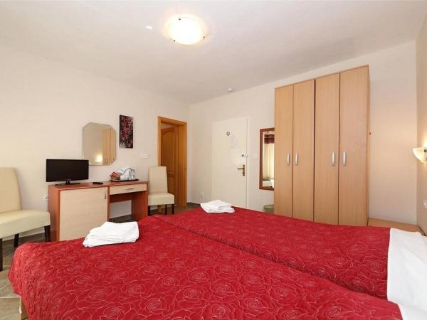 Apartments and rooms by the sea Stara Novalja, Pag - 6303 : photo 3 de la chambre chambre lits jumeaux