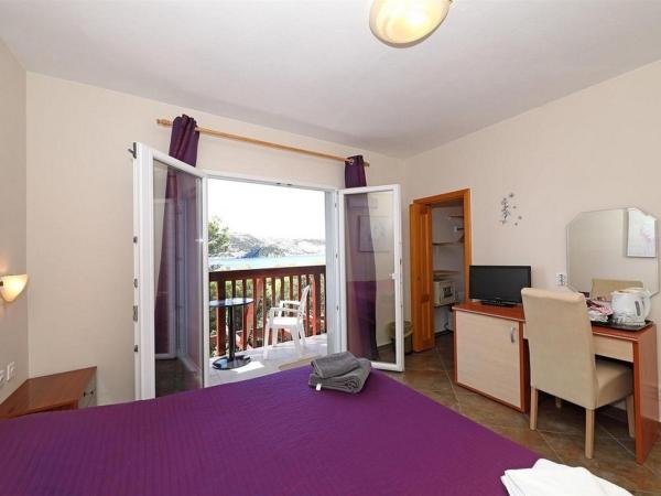 Apartments and rooms by the sea Stara Novalja, Pag - 6303 : photo 2 de la chambre chambre double avec balcon - vue sur mer