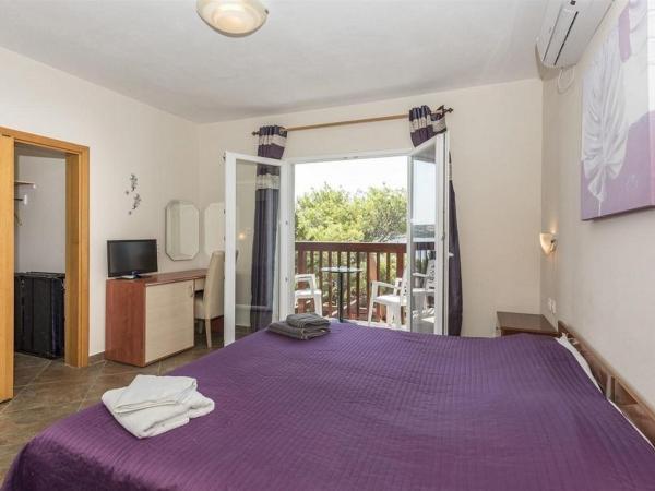 Apartments and rooms by the sea Stara Novalja, Pag - 6303 : photo 3 de la chambre chambre double avec balcon - vue sur mer