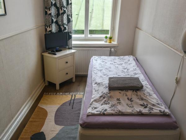 Hostel Diana Park : photo 3 de la chambre chambre simple avec salle de bains commune