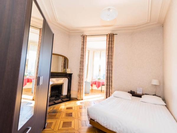 Hotel des Tourelles : photo 3 de la chambre chambre double avec salle de bains privative extérieure