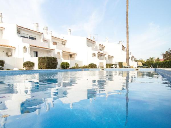 Oura Parque Apartamentos Turisticos : photo 4 de la chambre appartement 1 chambre - vue sur piscine