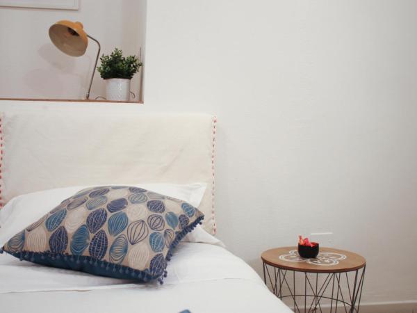 Sa Prazza GuestHouse : photo 2 de la chambre chambre double avec salle de bains privative