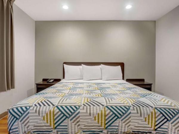 Motel 6-La Mesa, CA : photo 2 de la chambre chambre lit king-size avec douche à l'italienne - accessible aux personnes à mobilité réduite - non-fumeurs
