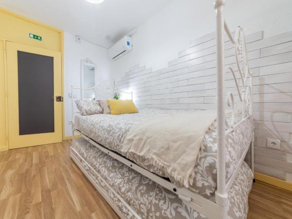 Casa Sá Noronha Old Town : photo 3 de la chambre chambre lits jumeaux avec salle de bains privative séparée