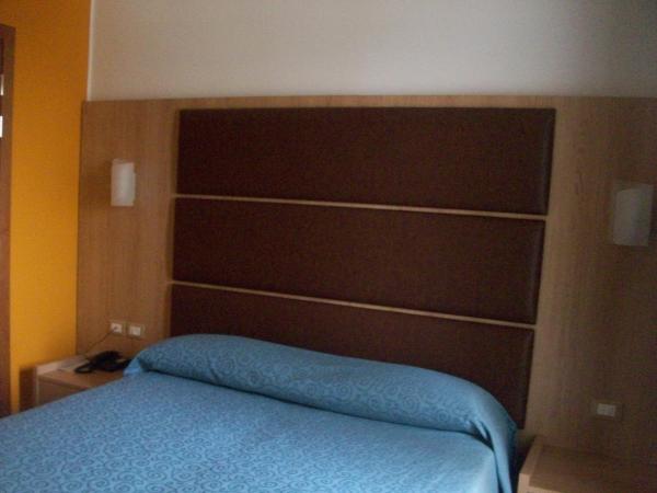 Hotel Mondial : photo 4 de la chambre chambre double ou lits jumeaux - vue partielle sur mer