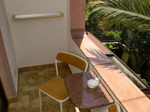 Apartments and rooms by the sea Nemira, Omis - 2781 : photo 4 de la chambre chambre double avec balcon