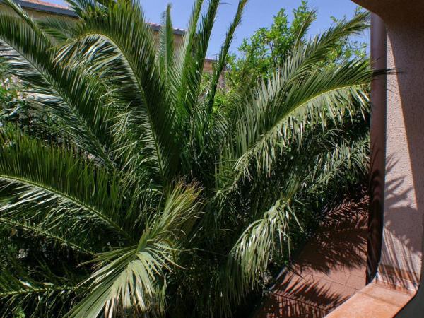 Apartments and rooms by the sea Nemira, Omis - 2781 : photo 5 de la chambre chambre double avec balcon