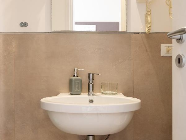 B&B Massimocentro : photo 3 de la chambre chambre double ou lits jumeaux avec salle de bains privative