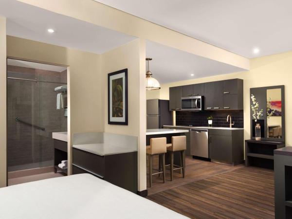 Hyatt House Monterrey Valle San Pedro : photo 1 de la chambre studio with two queen beds, kitchen and sofa bed