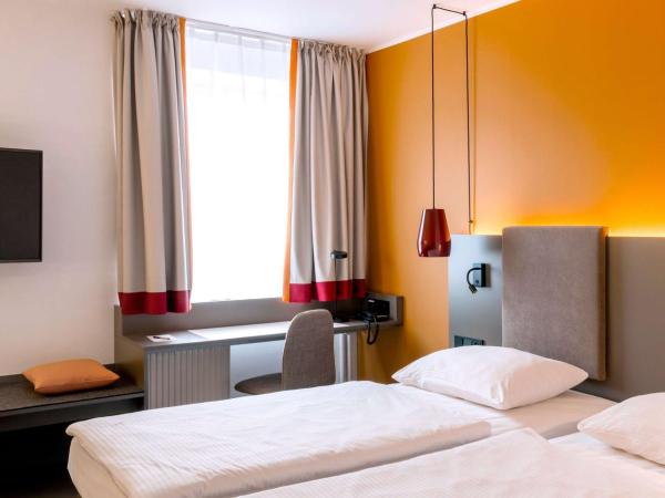 Vienna House Easy by Wyndham Cracow : photo 2 de la chambre chambre salon