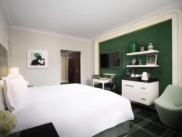 Sofitel London St James : photo 3 de la chambre chambre lit king-size de luxe premium - vue sur waterloo place ou pall mall