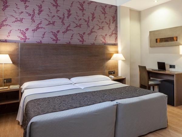 Hotel Macià Monasterio de los Basilios : photo 4 de la chambre chambre lits jumeaux avec lit d’appoint - 301