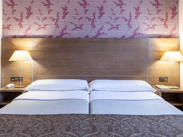 Hotel Macià Monasterio de los Basilios : photo 7 de la chambre chambre lits jumeaux avec lit d’appoint - 301