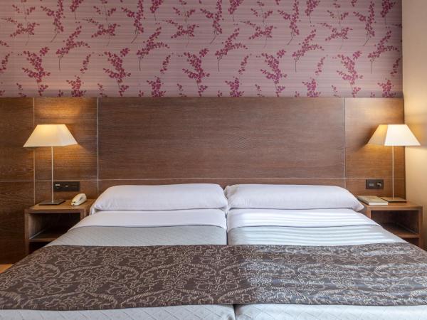 Hotel Macià Monasterio de los Basilios : photo 9 de la chambre chambre lits jumeaux avec lit d’appoint - 301