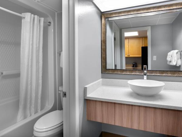 Crown Reef Beach Resort and Waterpark : photo 5 de la chambre suite queen front de mer