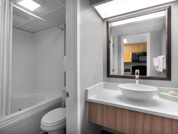 Crown Reef Beach Resort and Waterpark : photo 6 de la chambre suite lit king-size avec baignoire spa - bord de mer