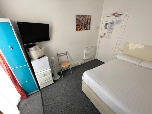 Backpackers Blackpool - Family Friendly Hotel : photo 1 de la chambre chambre double avec salle de bains commune