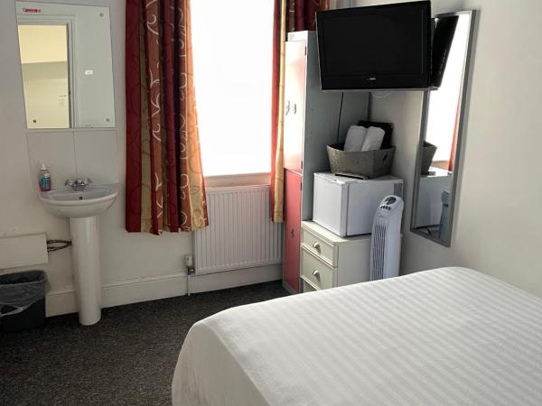 Backpackers Blackpool - Family Friendly Hotel : photo 2 de la chambre chambre double avec salle de bains commune