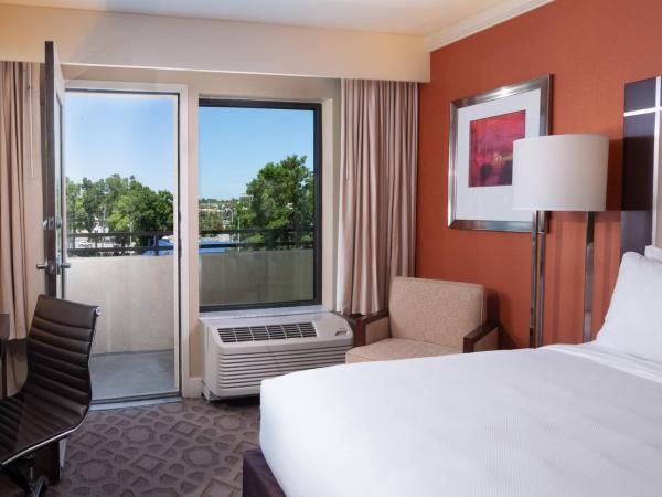 Delta Hotels by Marriott Orlando Lake Buena Vista : photo 1 de la chambre chambre lit queen-size avec balcon
