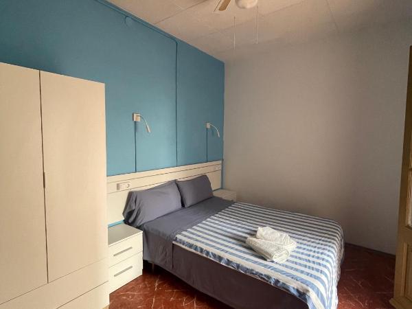 P&R hostals Can Tort : photo 5 de la chambre chambre double avec salle de bains privative