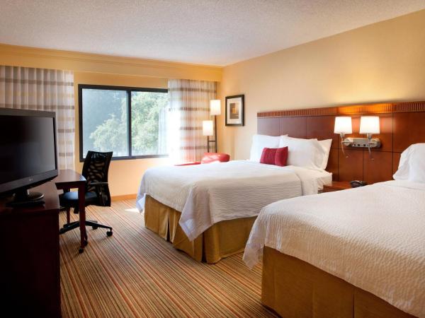Courtyard Sacramento Airport Natomas : photo 1 de la chambre chambre avec 2 grands lits queen-size 