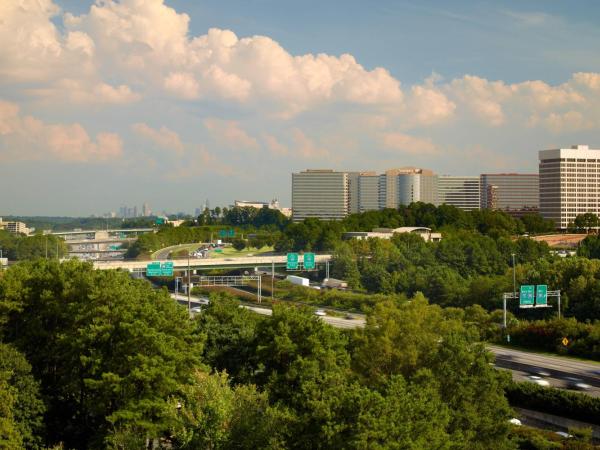 Atlanta Marriott Northwest at Galleria : photo 3 de la chambre deluxe room, guest room, 1 king, city view, high floor