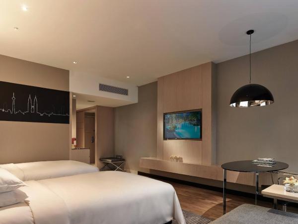Renaissance Kuala Lumpur Hotel & Convention Centre : photo 1 de la chambre twin room with sofa bed and pool view/access