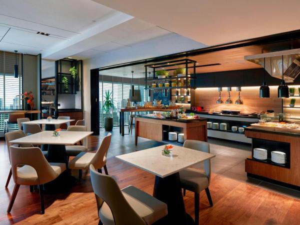 Renaissance Kuala Lumpur Hotel & Convention Centre : photo 5 de la chambre chambre king de luxe avec accès au salon club