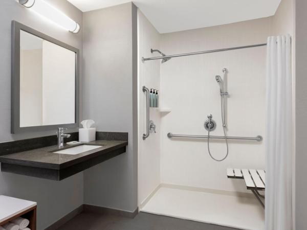 Courtyard by Marriott San Diego Miramar : photo 4 de la chambre chambre lit king-size avec canapé-lit