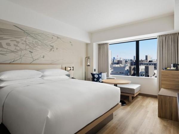 Courtyard by Marriott Nagoya : photo 1 de la chambre chambre lit king-size de luxe avec canapé