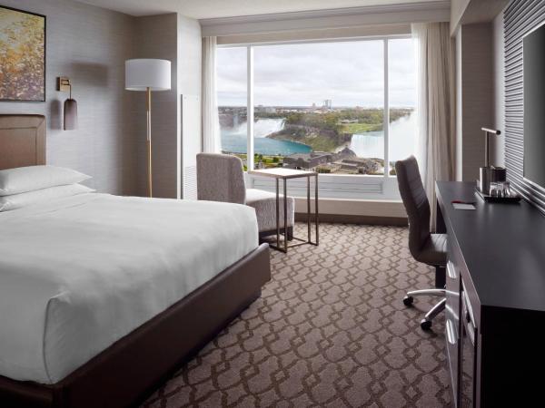 Niagara Falls Marriott Fallsview Hotel & Spa : photo 2 de la chambre chambre lit king-size avec baignoire spa et vue sur les chutes