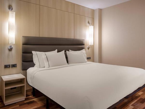 AC Hotel Tarragona by Marriott : photo 1 de la chambre chambre triple lit king-size et canapé-lit