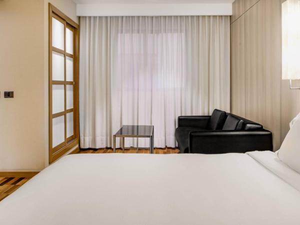 AC Hotel Tarragona by Marriott : photo 2 de la chambre chambre triple lit king-size et canapé-lit