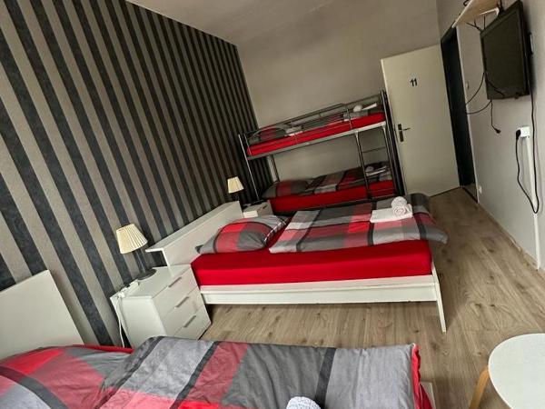 Adam's Hostel - Self Check-In & Only Private Rooms : photo 1 de la chambre chambre familiale