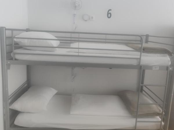 CH-Hostel : photo 5 de la chambre lit dans dortoir mixte de 8 lits