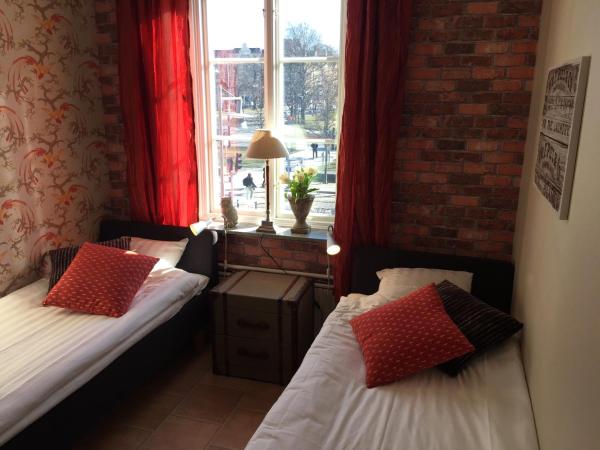 Centralstationens Vandrarhem : photo 3 de la chambre chambre lits jumeaux avec salle de bains commune