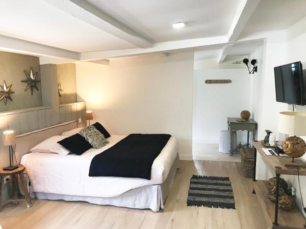 Bastide Nomade - Charming B&B : photo 4 de la chambre suite - vue sur piscine