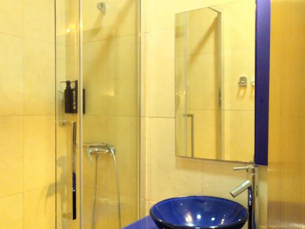 Hostal Nersan2 : photo 2 de la chambre chambre double avec fenêtre donnant sur l'intérieur