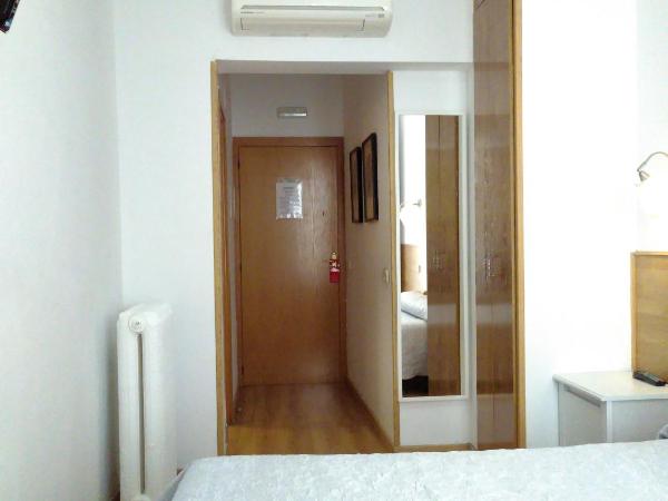 Hostal Nersan2 : photo 2 de la chambre chambre double - vue sur rue