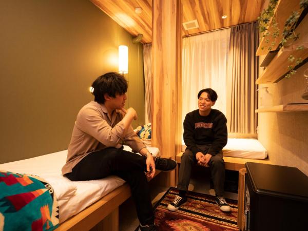 Glamping Tokyo Asakusa : photo 4 de la chambre chambre lits jumeaux avec cabinet de toilette commun