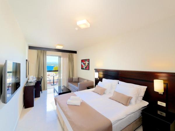 Blue Waves Resort : photo 1 de la chambre chambre double supérieure avec balcon - vue sur mer