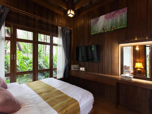 Baansuwanburi : photo 2 de la chambre chambre lit king-size - vue sur Étang et jardin