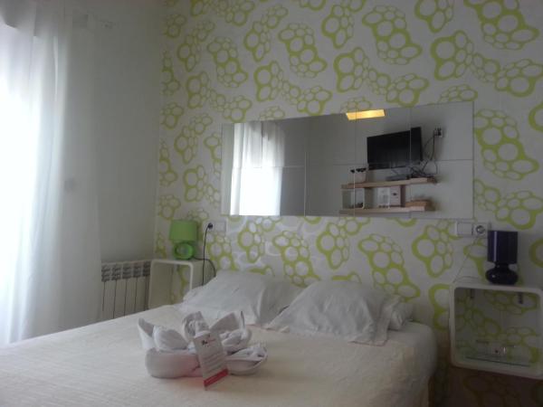 Hostal Flat55Madrid : photo 6 de la chambre chambre double avec salle de bains privative