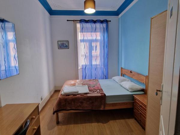 Alojamento Local Private Accommodation : photo 1 de la chambre chambre double avec salle de bains commune