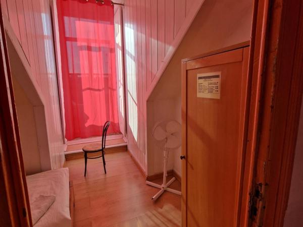 Alojamento Local Private Accommodation : photo 3 de la chambre chambre simple avec salle de bains commune